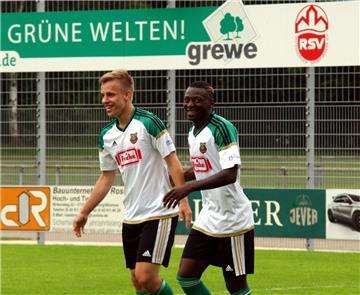 Darvin Stüve (links) und Arouna Ahizi waren die Matchwinner des Benefizspiels zwischen dem Rotenburger SV und dem Heeslinger SC.