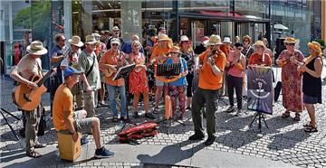Das 1. Bremer Ukuleleorchester gehört zu denen, die am Sonntag beim "Tarmstag" in Tarmstedt für Unterhaltung sorgen wollen. 