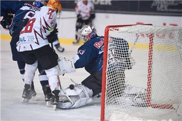 Das 1:0 für die Fischtown Pinguins beim Titelverteidiger in München. Torhüter Danny aus den Birken wehrte den Puck ab, traf aber das Bein von Jordan George. Von dort sprang der Puck ins Tor.