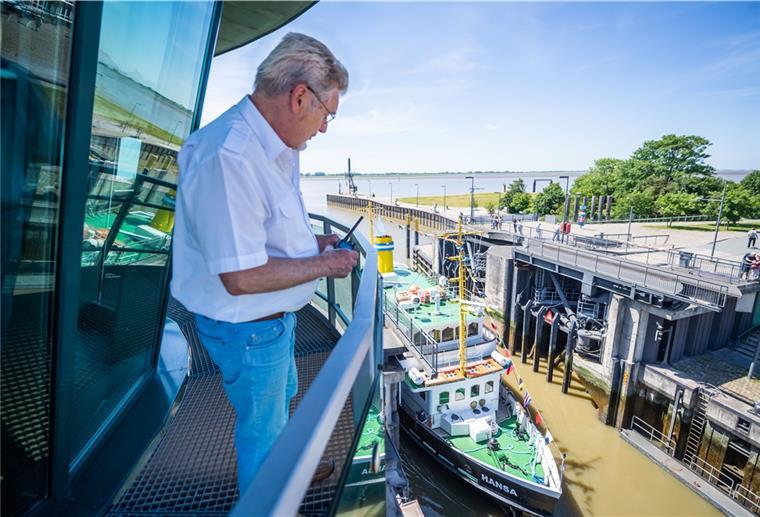 „Hansa“ ist 150 000. Schiff in der Sportbootschleuse Das 150.000. Schiff ist durch die Schleuse Neuer Hafen gefahren. Nautiker Joachim Brendel überwacht den Schleusenvorgang des Salondampfers "Hansa".