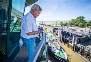 Das 150.000. Schiff ist durch die Schleuse Neuer Hafen gefahren. Nautiker Joachim Brendel überwacht den Schleusenvorgang des Salondampfers "Hansa".