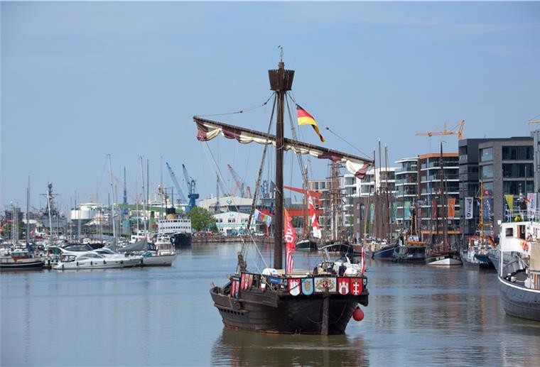 Das 1988 erbaute Schiff brach am 27. Juli 1991 zu seiner ersten Fahrt von Lübeck nach Danzig auf und war damit nach 600 Jahren das erste seiner Art, das die alte Hanseroute wieder befuhr. Mittlerweile hat die „Ubena“ ihren Liegeplatz im Neuen Hafen.