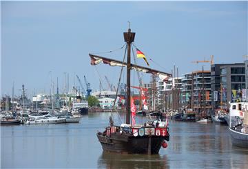 Das 1988 erbaute Schiff brach am 27. Juli 1991 zu seiner ersten Fahrt von Lübeck nach Danzig auf und war damit nach 600 Jahren das erste seiner Art, das die alte Hanseroute wieder befuhr. Mittlerweile hat die „Ubena“ ihren Liegeplatz im Neuen Hafen.
