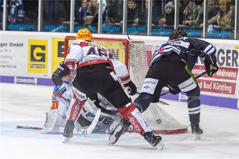 Pinguins kassieren in Straubing eine Klatsche Das 2:0 durch Antoine Laganière für die Straubing Tigers - am Ende wurde es eine Klatsche für die Fischtown Pinguins.