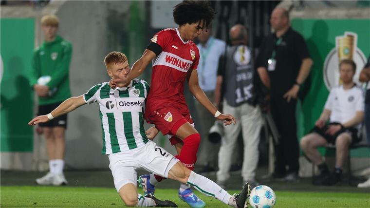VfB spaziert in zweite Pokal-Runde: 5:0 in Münster Das 20-Jährige Talent Anrie Chase (r.) gab sein Debüt in der VfB-Startelf.