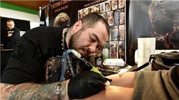 Ein Mann stickt ein Tattoo