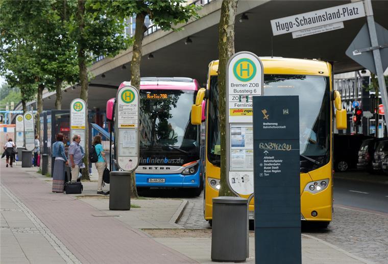 Zwei Fernbusse stehen am 28.07.2016 am zentralen Busbahnhof in Bremen. Bremen ist ein bedeutender Knotenpunkt im Netz deutscher Fernbuslinien.