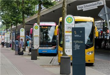 Zwei Fernbusse stehen am 28.07.2016 am zentralen Busbahnhof in Bremen. Bremen ist ein bedeutender Knotenpunkt im Netz deutscher Fernbuslinien.