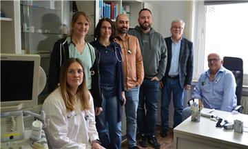 Das Ärzteteam der Gemeinschaftspraxis Dr. Jahn und Kollegen (von links): Claudia Calimanescu, Dr. Julia Katharina Jahn, Dr. Alexandra Dietrich Madi, Dr. Alaa Zaman, Dr. Ole Curth, Dr. Klaus-Paul Merbach und Dr. Klaus-Ludwig Jahn. Es fehlen: Dr. Hilde Koslowski und Maria Brinkmann.