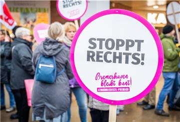 Das Aktionsbündnis gegen rechts, „Bremerhaven bleibt bunt!“ - das Foto zeigt eine Demonstration - hat den Verdacht, dass eine neue rechtsextreme Partei versucht, in Bremerhaven Fuß zu fassen.