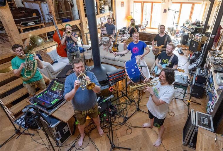 LaBrassBanda feiern die „Polka Party“ Das als Single schon vorab veröffentlichte „Goaßnmaß“ feiert die Freundschaft, gute Gesellschaft und Bier.