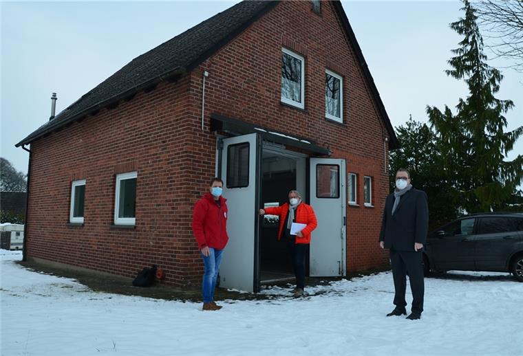 Das alte Feuerwehrhaus in Drangstedt erwacht zu neuem Leben. Darüber freuen sich (von links): Stefan Korczykowski, Gebäudemanager beim DRK, DRK-Kreisgeschäftsführer Henning Dageförde und Geestlands Bürgermeister Thorsten Krüger.