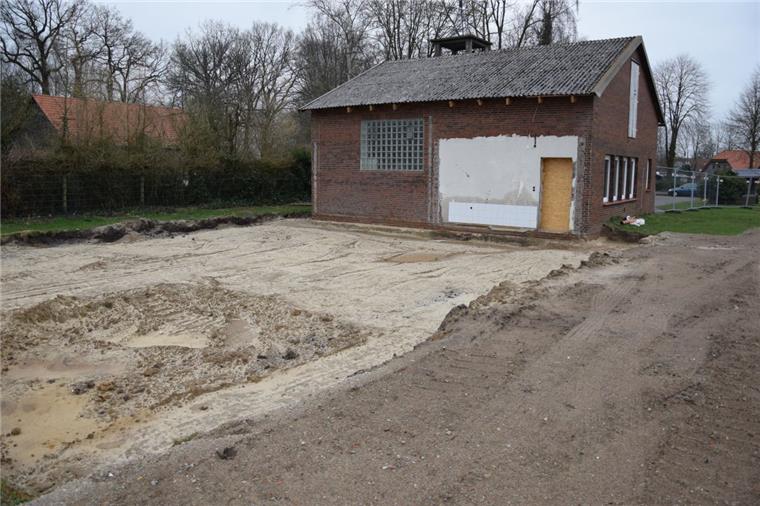 Rhadereistedt: Torf im Untergrund stört Bau des Dorfzentrums Das alte Feuerwehrhaus in Rhadereistedt soll mit einem Anbau zu einem modernen Dorfzentrum mit Gemeinschaftsraum werden. Doch die Arbeit ruht. Im Untergrund befindet sich eine unerwartete Torfschicht. Nun muss das geplante Gebäude auf zwölf Pfählen gegründet werden.