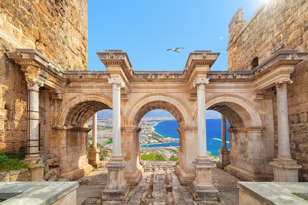 Das alte Hadrian's Gate und der Konyaalti Strand in Antalya.