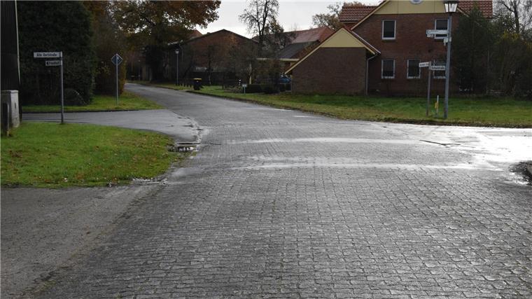 Das alte Verbundsteinpflaster, hier auf der Rockstedter Straße in Ostereistedt, soll zukünftig mit Asphalt ersetzt werden. Für den Kreuzungsbereich Alte Dorfstraße/Schulstraße ist eine Querungshilfe angedacht.