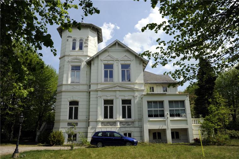 Villa Schlotterhose steht zum Verkauf Das Altrosa ist einem hellen Graugrün gewichen: Die „Villa Schlotterhose“ an der Weserstraße beschäftigt die Leser-Gemüter.