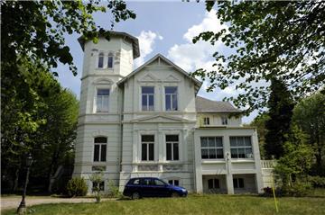 Das Altrosa ist einem hellen Graugrün gewichen: Die „Villa Schlotterhose“ an der Weserstraße beschäftigt die Leser-Gemüter.