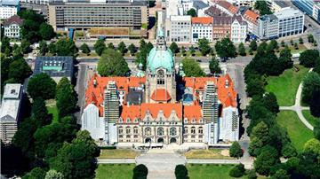 Das am Maschteich gelegene Neue Rathaus im Zentrum der Stadt.