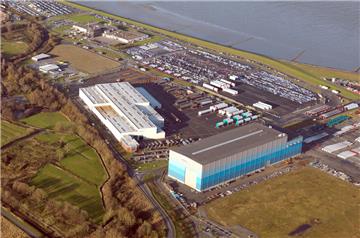 Das Ambau-Werk mit den beiden Hallen in Cuxhaven. Nun übernimmt dort der chinesische Offshore-Produzent Titan Wind Energy.
