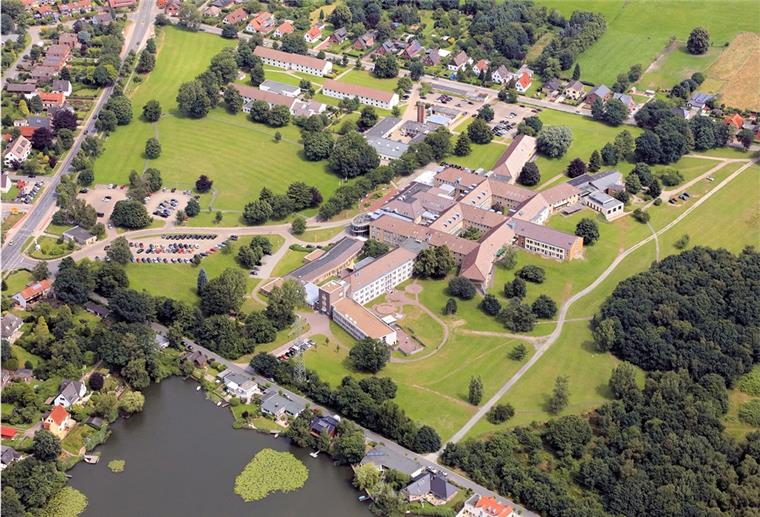 Ameos in Geestland: Umzug von Urologie und Orthopädie verzögert sich Das Ameos Klinikum Seepark Geestland aus der Vogelperspektive.