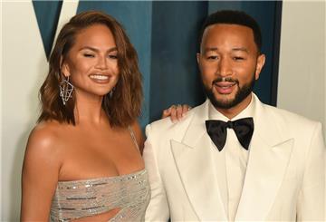 Das amerikanische Model Chrissy Teigen (l) und ihr Ehemann John Legend bei der 94. Oscar-Verleihung.