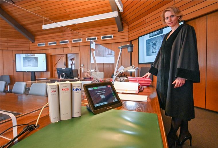 Geestland: Digitale Hilfe im Amtsgericht macht vieles leichter Das Amtsgericht Geestland hält auch Online-Gerichtsverhandlungen ab. Richterin Henrike Zwanzig nutzt die moderne Technik.