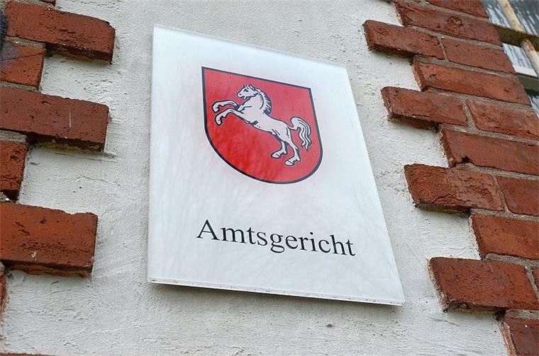 Rentnerin abgezockt: Amtsgericht Zeven verurteilt Betrüger Das Amtsgericht Zeven hat zwei junge Männer verurteilt, die in Sittensen an einem Betrug beteiligt waren. Das Opfer, eine heute 70-Jährige, wurde um mehr als 17.000 Euro gebracht.