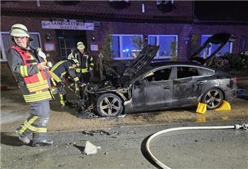 Das an der B 71 geparkte und vorsätzlich in Brand gesetzte Auto konnte nicht mehr rechtzeitig gelöscht werden.