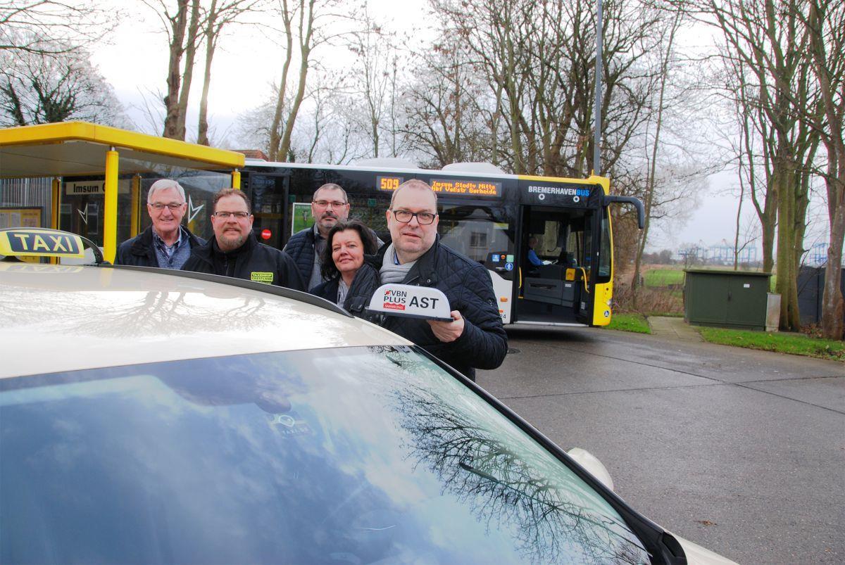 Geestland: Diese beiden Orte verbindet nun ein Anrufsammeltaxi Das Anrufsammeltaxi kann ab sofort von Imsum auf die Reise gehen. Zielort ist Langen, um dort auszusteigen oder mit dem Bus weiterzufahren. Darüber freuen sich (von links): Ortsbürgermeister Günter Diekhoff, Taxi-Unternehmer Michael Brümmer, KVG-Verkehrsplaner Roman Prager, Dezernentin Gabi Kasten und Geestlands Bürgermeister Thorsten Krüger.