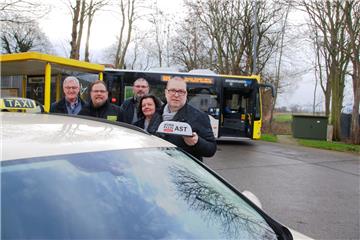 Das Anrufsammeltaxi kann ab sofort von Imsum auf die Reise gehen. Zielort ist Langen, um dort auszusteigen oder mit dem Bus weiterzufahren. Darüber freuen sich (von links): Ortsbürgermeister Günter Diekhoff, Taxi-Unternehmer Michael Brümmer, KVG-Verkehrsplaner Roman Prager, Dezernentin Gabi Kasten und Geestlands Bürgermeister Thorsten Krüger.