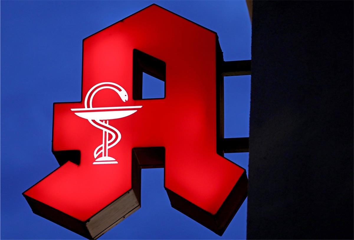 Cuxhaven: Trotz Quarantäne in die Apotheke Das Apotheken-Logo leuchtet an einer Apotheke.