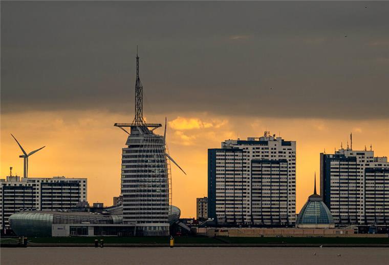 Das Atlantic Hotel Sail City ziert die Skyline von Bremerhaven.