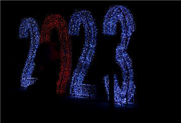 Die Ziffern des neuen Jahres, 2023, leuchten in der Dunkelheit vor den Feierlichkeiten zum Jahreswechsel an Silvester.