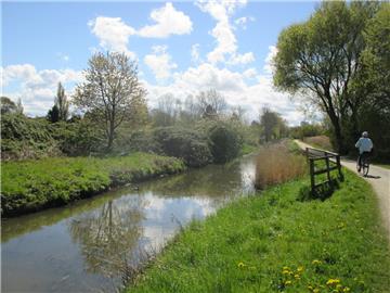 Das "Auenland" zwischen Eckernfeld und Hafenrand bietet Idylle pur und auch verwahrloste Gärten als Müll- und Schrotthalden. Die Stadt will das ganze Gelände aufwerten und auch Baugrundstücke anbieten.
