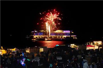 Das aus Hamburg kommende Kreuzfahrtschiff „Aida Prima“ sollte unbedingt die Kulisse für das Feuerwerk bilden und funkelte mit diesem um die Wette. Foto: Tonn