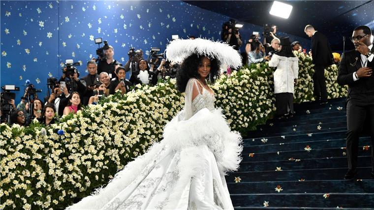 Star-Reigen und Schwangerschaftsgerüchte bei der Met Gala Das ausladende weiße Kleid mit Hut und Schleppe von Sängerin Diana Ross wog ihren Worten nach fast 30 Kilogramm.