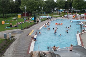 Das Außenbecken am Nordenhamer Störtebekerbad ist ab Sonnabend geöffnet.