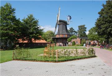 Das Außengelände der Seefelder Mühle ist schmuck geworden. So wurden unter anderem zwei Behinderten-Parkplätze (vorne) und zwei Boulespielfelder, abgegrenzt durch eine Hecke, geschaffen.