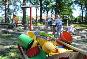 Spielplatz mit Geräten