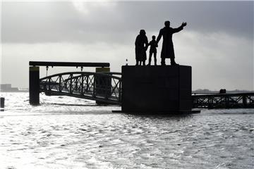 Das Auswandererdenkmal am Willy-Brandt-Platz steht am Donnerstagmittag unter Wasser. 