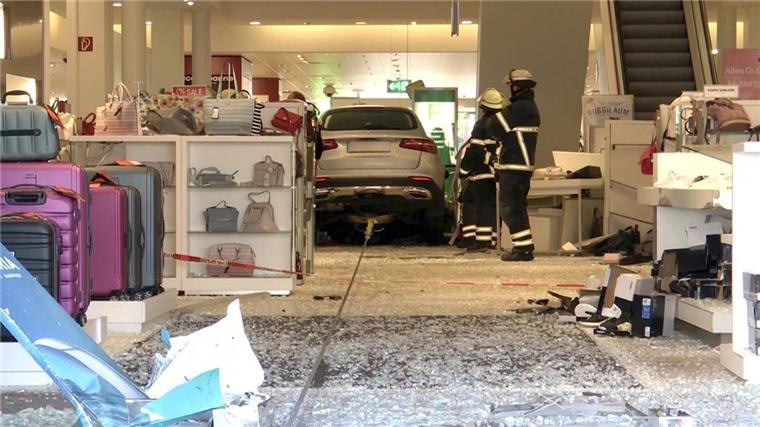 Schrecksekunde in Hamburg: Geländewagen fährt in Kaufhaus Das Auto am Dienstag eine fünfstufige Treppe hoch, durchbrach die gläsernen Eingangstüren und blieb mit zwei Rädern über einem Lichthof hängen.