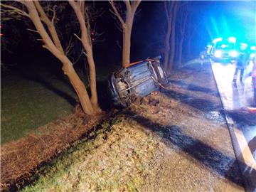 Das Auto bleibt nach dem Unfall auf der Seite liegen.