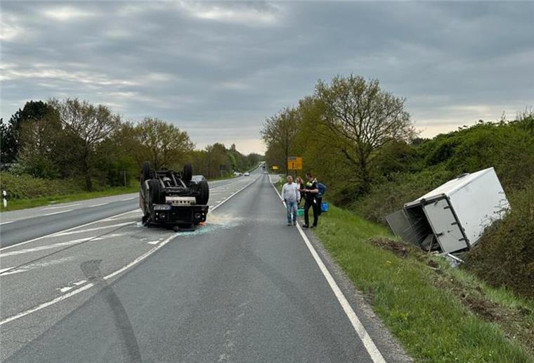 Altenwalde: Fahrzeuggespann gerät ins Schleudern und überschlägt sich Das Auto blieb auf dem Dach liegen.