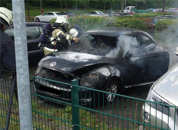 Bremerhaven: Auto brennt auf Klinik-Parkplatz aus Das Auto brannte auf dem Parkplatz des Klinikum Reinkenheide aus.
