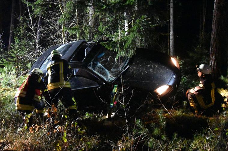 Das Auto des 19-jährigen Kirchtimkers kam nach einer 180-Grad-Drehung seitlich an einem Baum zum Stehen. 