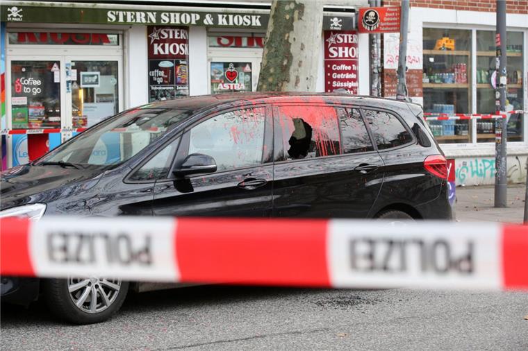 Angriff auf Hamburgs Innensenator: Sohn saß mit im Auto Das Auto des Hamburger Innensenators Andy Grote ist am Freitagmorgen mit Steinen und Farbbehältern beworfen worden. Wie die Polizei mitteilte, war der Politiker bei dem Angriff mit seinem Sohn auf dem Weg zu dessen Kita.