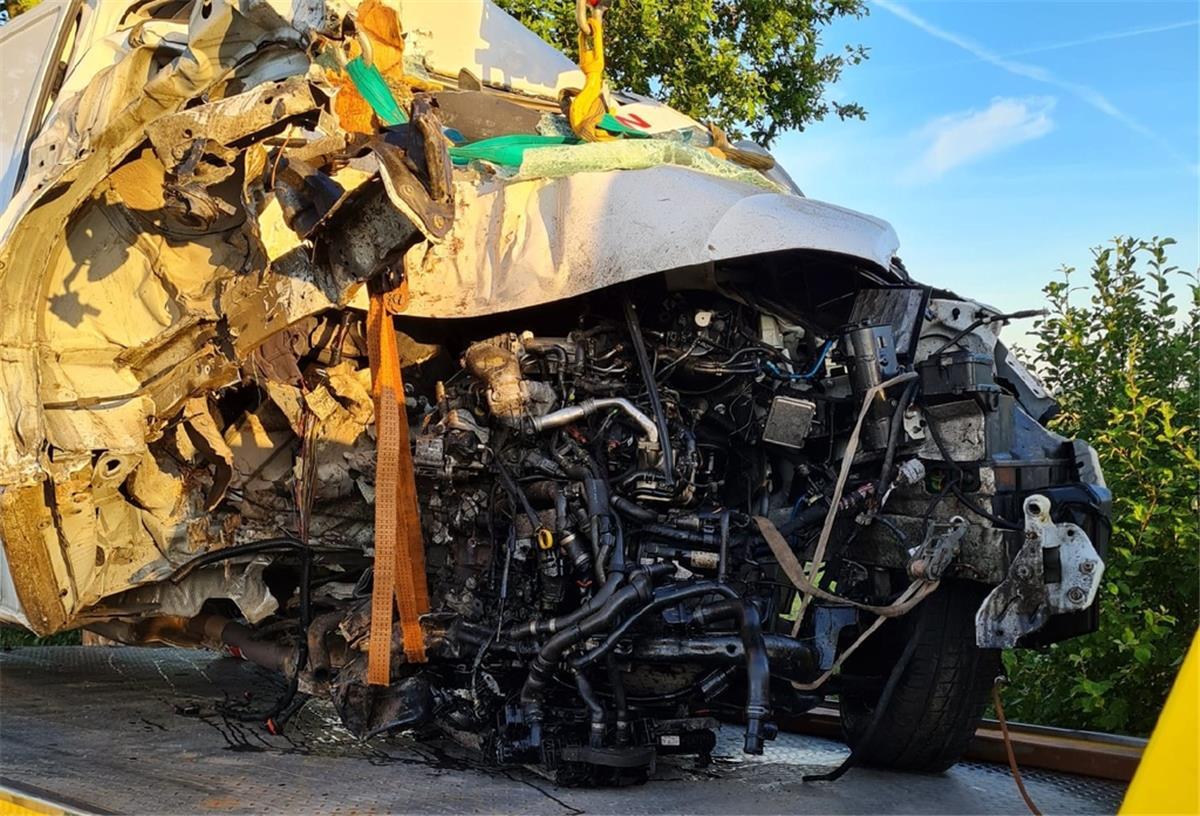 Das Auto des Mannes wurde bei dem Unfall schwer beschädigt.