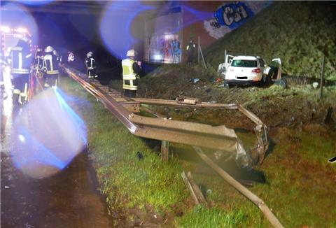 Das Auto durchbrach nahe der Raststätte Ostetal eine Leitplanke, der Fahrer wurde schwer verletzt. 