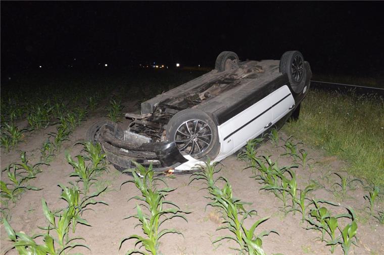 Das Auto eines 23-Jährigen blieb nach dem Unfall auf einem Feld im Kreis Oldenburg liegen.
