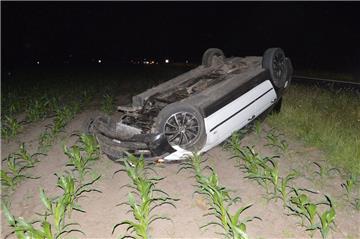 Das Auto eines 23-Jährigen blieb nach dem Unfall auf einem Feld im Kreis Oldenburg liegen.
